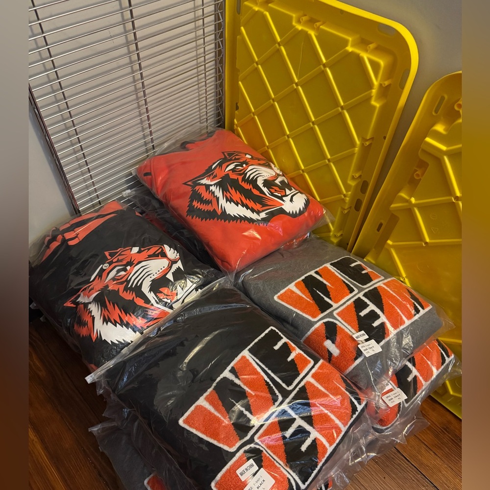 ONLY 8 LEFT for sale in all the CITY 🔥🔥🔥🔥CINCINNATI FOOTBALL  “WE DEM” HOODIE. - Picture 10 of 11